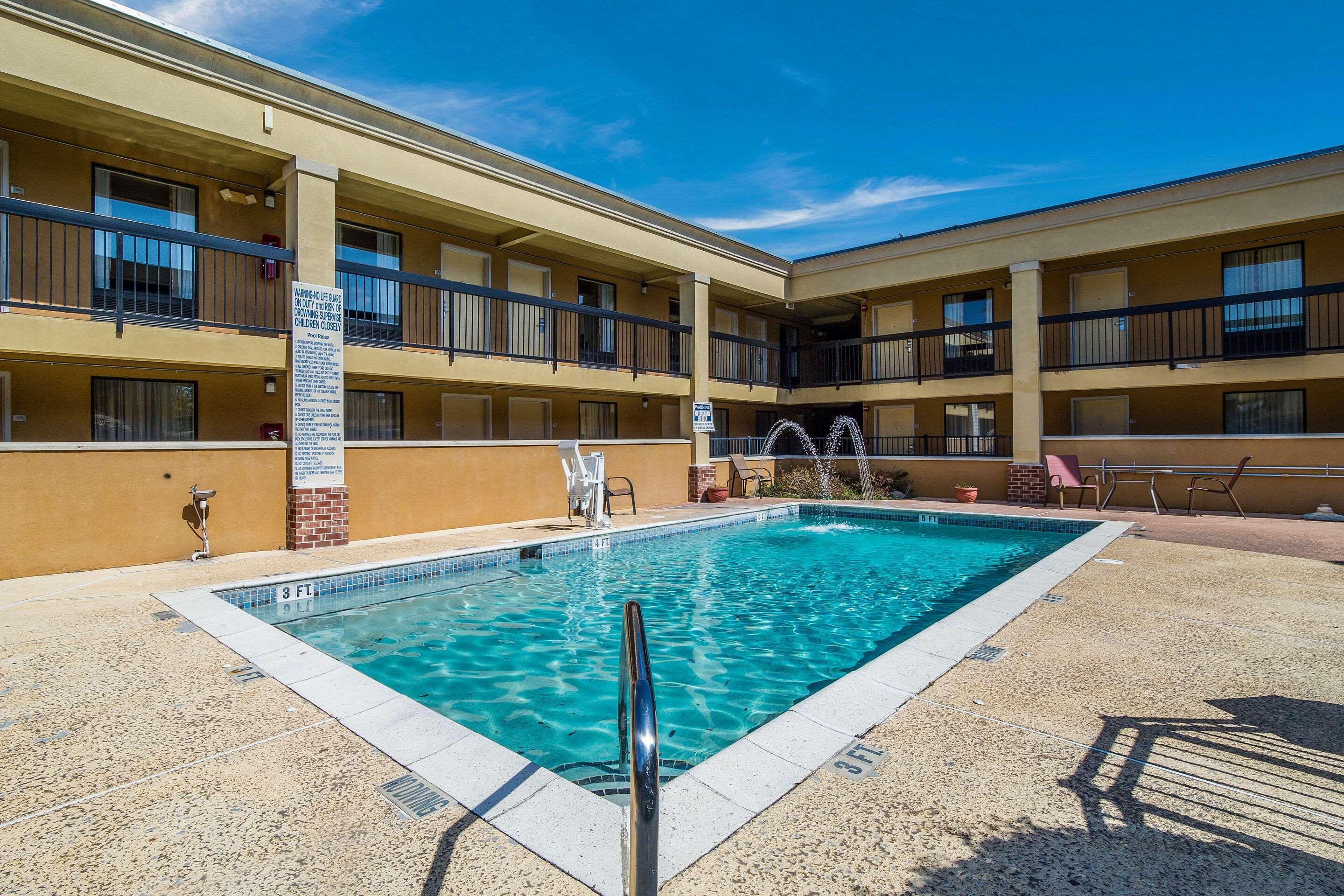 Quality Inn & Suites Conference Center Statesboro Historic District Exterior photo