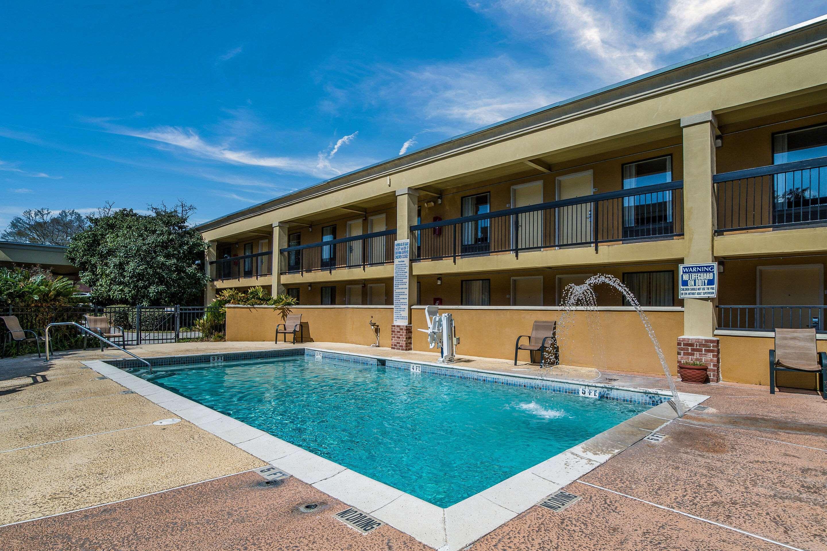 Quality Inn & Suites Conference Center Statesboro Historic District Exterior photo